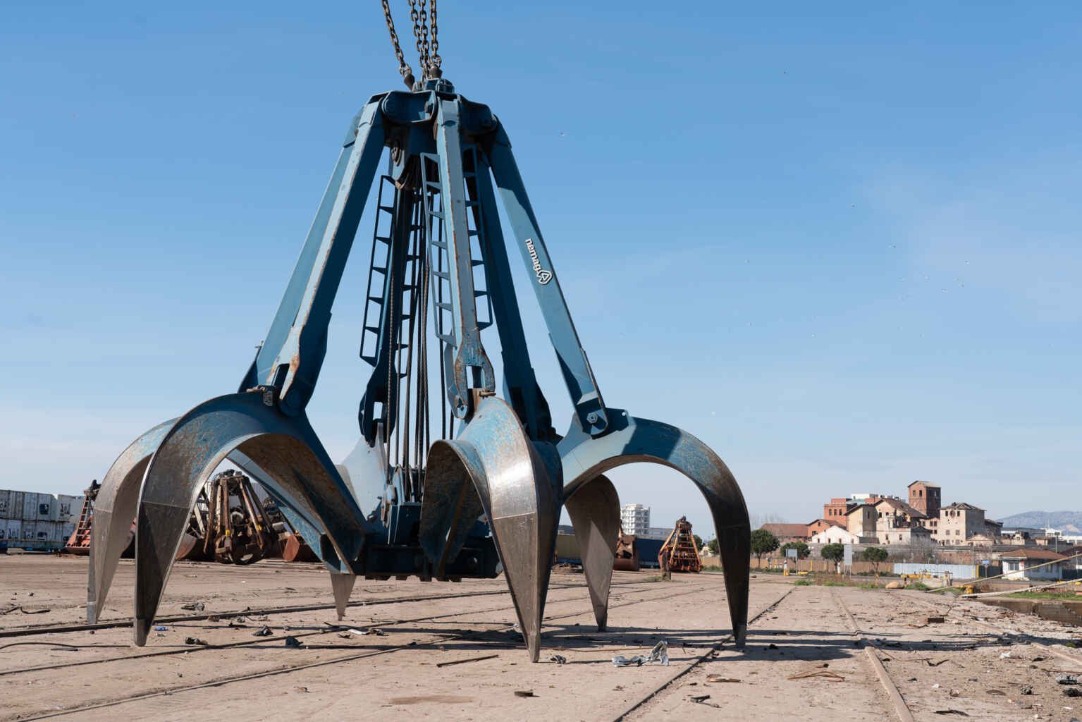 Nemag-Orange-peel-grab-on-a-Mobile-harbour-crane