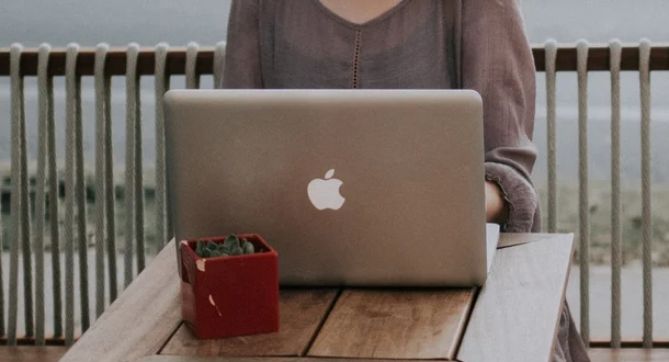 Vrouw op laptop