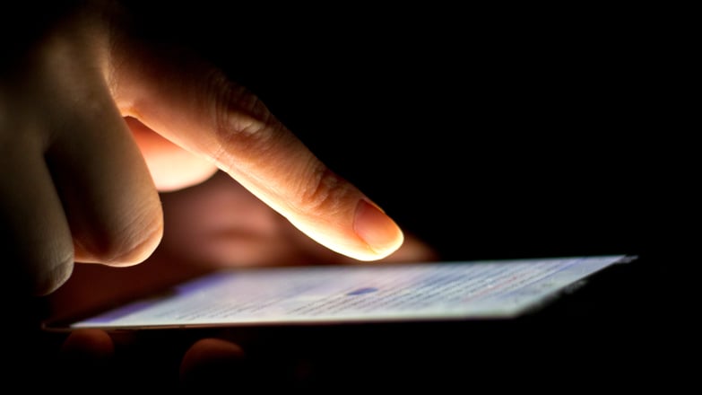 close_up_person_smartphone_o