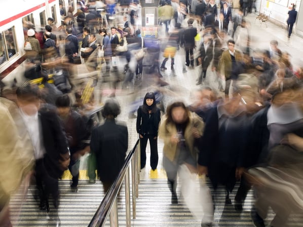 drukte in de treinhal waar mensen hun sociale media bijwerken