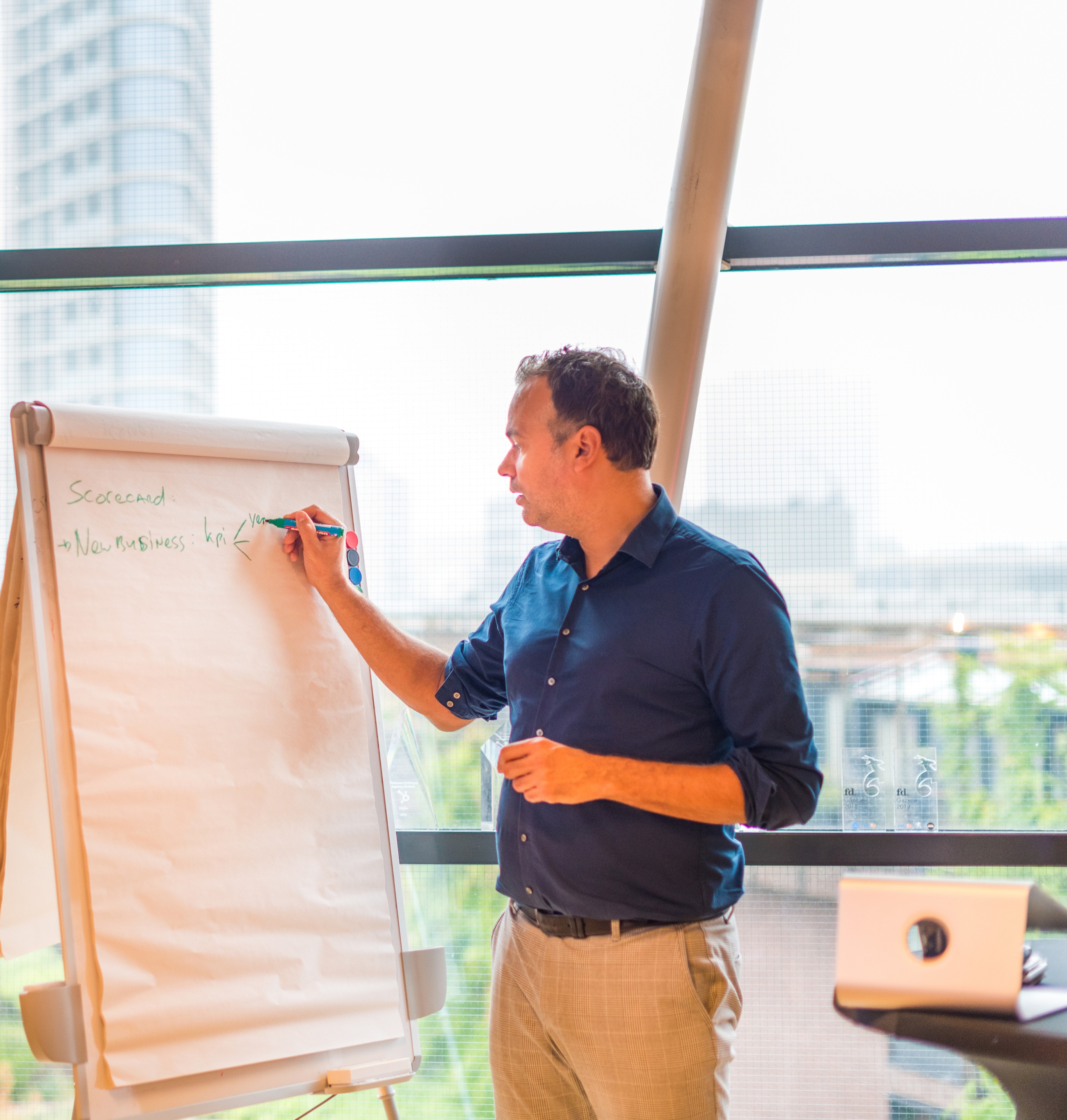 Camiel Freriks explaining a businessmodel using a whiteboard