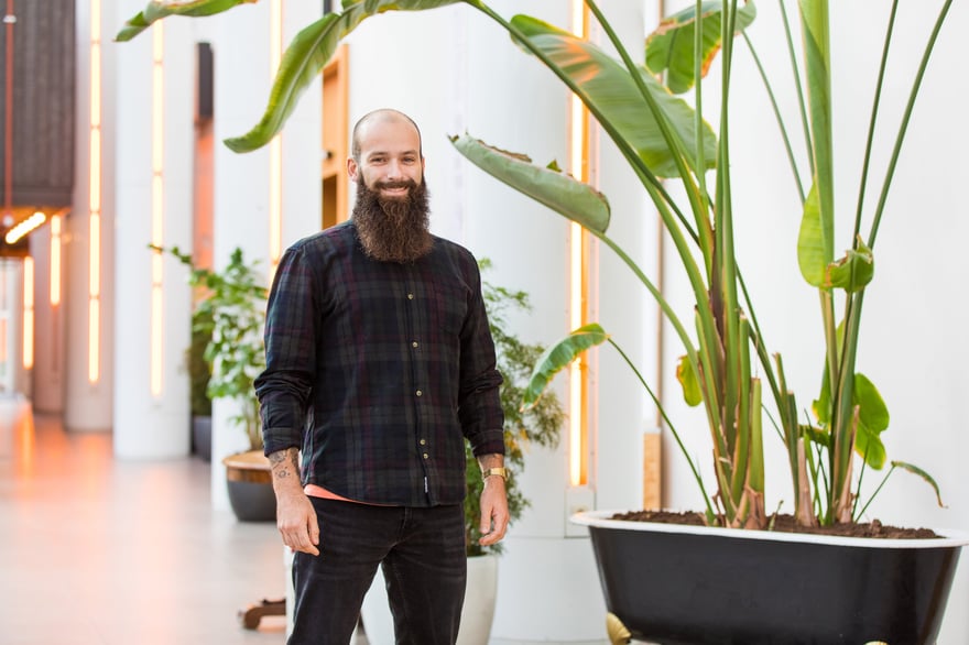 lonerooftop-daan-posing-plant-confident