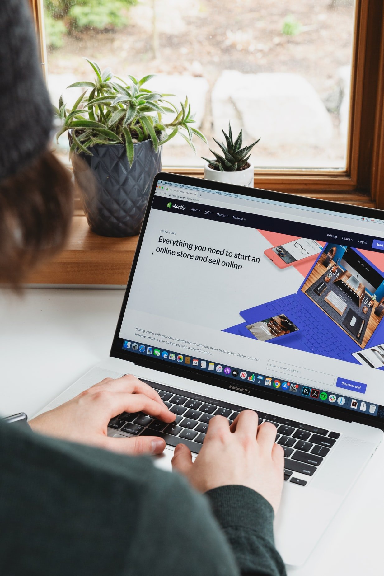 Someone who is working on a laptop, working on a websitedesign
