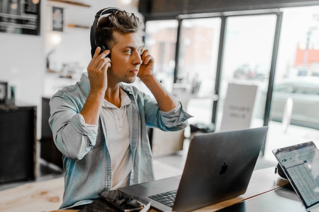 https://www.webs.nl/hubfs/media/images/stock%20images/man-standing-desk-laptop-flip.jpeg